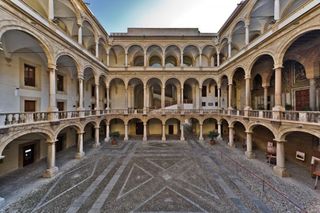 Palermo_Royal_Palace_courtyard1